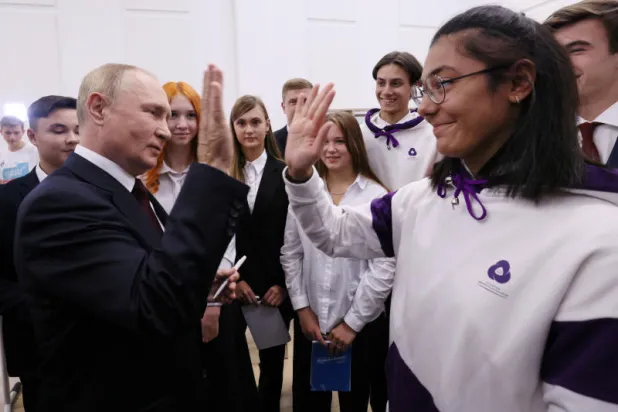 الرئيس الروسي فلاديمير بوتين في لقاء مع طلاب في كالينينغراد (رويترز)