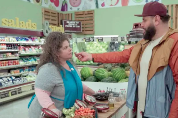 مو يعطي العاملة قطعة خبز بالزيت (نتفليكس)