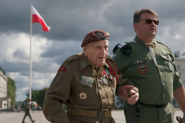 أحد قدامى المحاربين يحيي ذكرى الحرب العالمية الثانية في وارسو أمس (أ.ب)