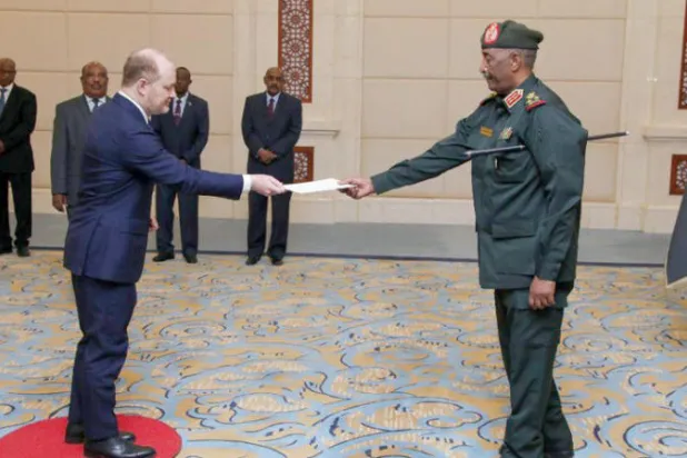 غودفري يقدم أوراق اعتماده للفريق البرهان في القصر الجمهوري (سونا)