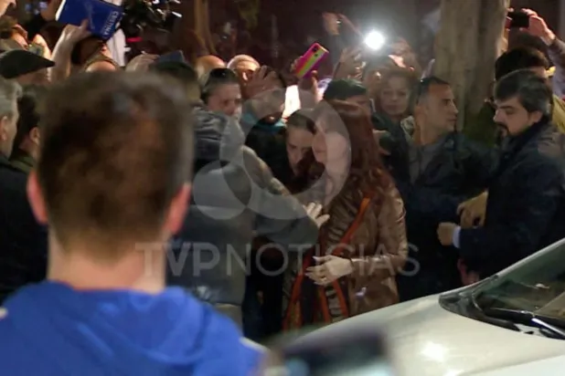 إبعاد كريستينا فرنانديز دي كيرشنر نائبة الرئيس الأرجنتيني بعد إطلاق النار (رويترز)