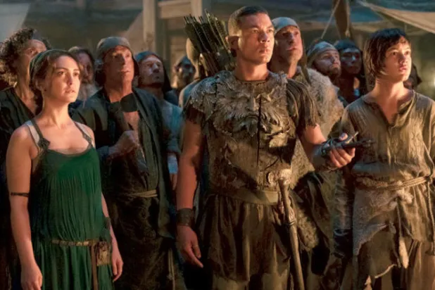 أبطال المسلسل (من اليمين) تيرومهافيدين وإسماعيل كلاوز كوردوبا ونازنين بونايدي (أ.ب)