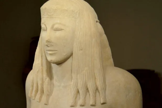 تمثال فتاة ثيرا الذي يعود للقرن السابع قبل الميلاد (أ.ف.ب)