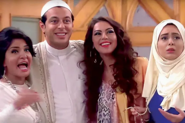 مصطفى شعبان يتوسط علا غانم ولقاء الخميسي وهبة مجدي من كواليس مسلسل «الزوجة الرابعة» (حساب الفنان مصطفى شعبان على «إنستغرام»)