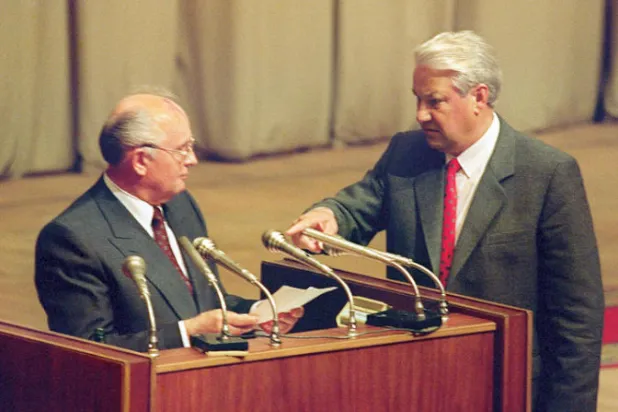 صعود يلتسين ... وافول غورباتشوف (أ.ف.ب)