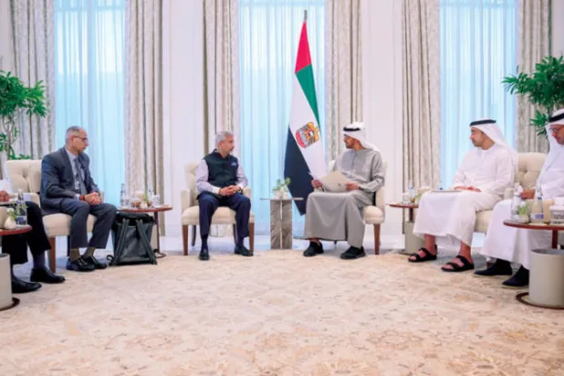 الشيخ محمد بن زايد والدكتور سوبرامنيام جاي شانكار لدى لقائهما في أبوظبي أمس (الشرق الأوسط)