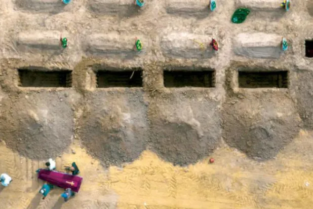 گزشتہ روز یوکرین کے دارالحکومت کیو کے قریب بوچا میں مرنے والوں کو دفن کرنے والے افراد کو ایک نامعلوم مردہ شخص کے تابوت کو لے جاتے ہوئے دیکھا جا سکتا ہے (اے بی)