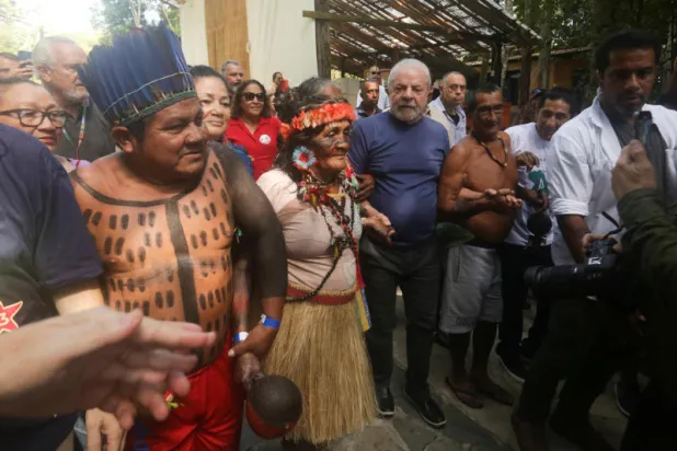 لولا دا سيلفا بين أفراد من السكان الأصليين في مدينة بيليم (رويترز)