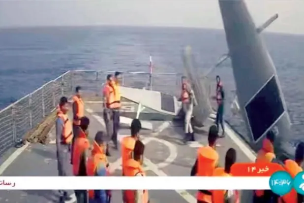 ایران کے سرکاری ٹیلی ویژن کے ذریعے نشر کی گئی فوٹیج میں ایرانی ملاحوں کو بحیرہ احمر میں تباہ کن جماران پر دو امریکی ڈرون کشتیوں کو اپنے قبضے میں کئۓ ہوئے دیکھا جا سکتا ہے (اے بی)