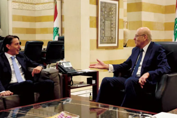 رئيس الحكومة نجيب ميقاتي مع الوسيط الأميركي هوكشتاين خلال زيارته الأخيرة إلى بيروت (رويترز)