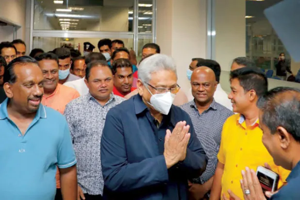 رئيس سريلانكا السابق مرتدياً كمامة لدى وصوله إلى مطار كولومبو أمس (أ.ب)