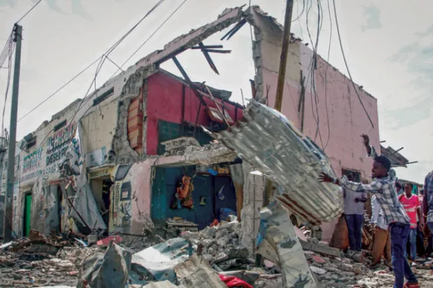 جانب من الدمار الذي تسبب فيه هجوم على فندق بمقديشو في 21 أغسطس الماضي (أ.ب)