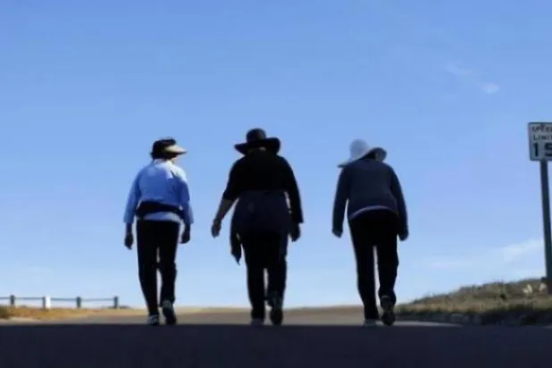 الذهاب في نزهة قصيرة بعد تناول الطعام يقلل مستويات السكر في الدم (رويترز)