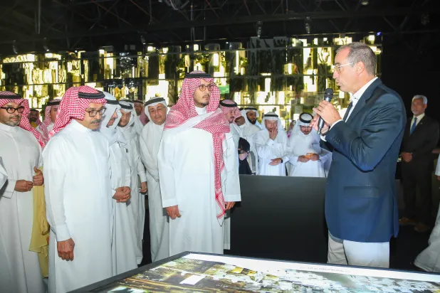 الأمير أحمد بن فهد بن سلمان لدى افتتاحه معرض «ذا لاين» في الظهران (الشرق الأوسط)