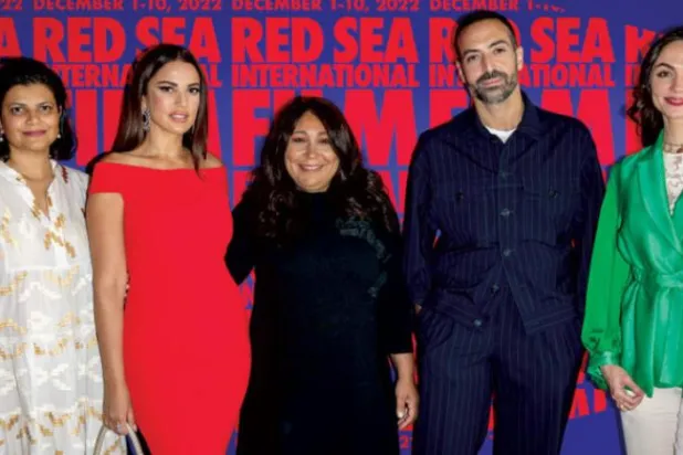 
شیوانی پاندیا مدیر جشنواره دریای سرخ، کارگردان هیفا المنصور و محمد الترکی رئیس هیئت مدیره جشنواره، در کنار دره زاوک بازیگر و سمیه رضا طی مراسمی در حاشیه جشنواره فیلم ونیز (AFP)