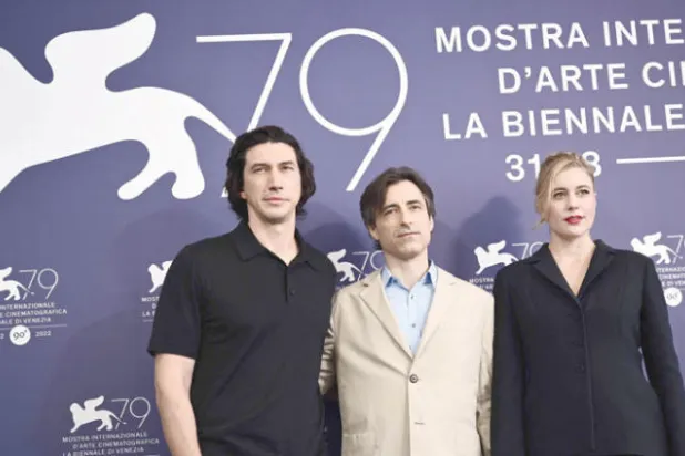 نوا بومباك مخرج فيلم «ضجة بيضاء» مع بطلي فيلمه آدم درايفر وغريتا غرويغ في مهرجان فينيسيا (أ.ف.ب)