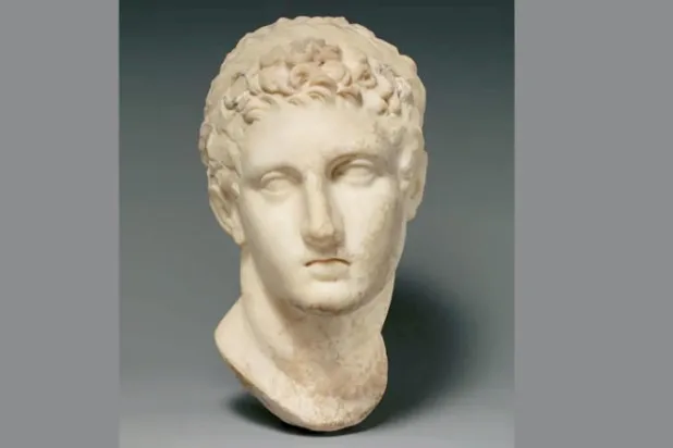 أحد القطع الأثرية المصادرة، وهو عبارة عن تمثال يوناني يعود للفترة ما بين القرنين الثاني والثالث قبل الميلاد (متحف المتروبوليتان)