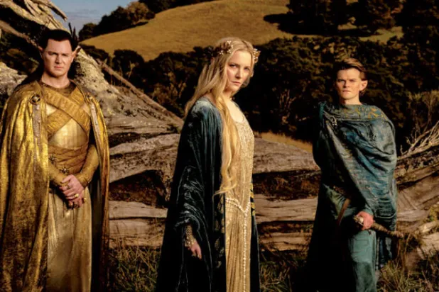 بنيامين ووكر ومورفيد كلارك وروبرت أرامايو من فيلم «سيد الخواتم: حلقات القوة» (أ.ب)