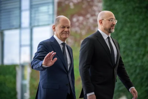 المستشار الألماني أولاف شولتس (يسار) ورئيس الحكومة الأوكرانية دنيس شميغال (د.ب.أ)