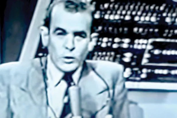 مذيع قناة «سي بي إس» الأميركية يجلس أمام كومبيوتر يونيفاك عام 1952
