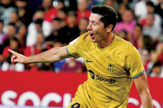 ليفاندوفسكي سجل 5 أهداف في أول 4 مباريات مع برشلونة (إ.ب.أ)