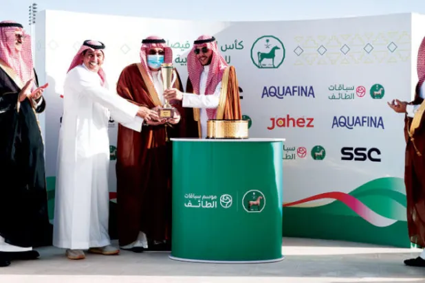 الأمير عبد العزيز بن أحمد خلال تتويج الجواد «الكويت» بحضور محافظ الطائف (الشرق الأوسط)
