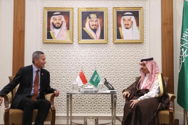 الأمير فيصل بن فرحان وزير الخارجية السعودي لدى استقباله نظيره السنغافوري فيفيان بالاكريشنان (واس)