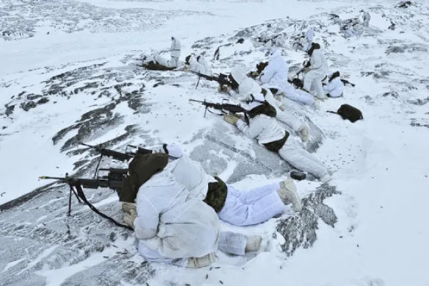 جنود كنديّون في القطب الشمالي الكندي (نقلاً عن www.cgai.ca)