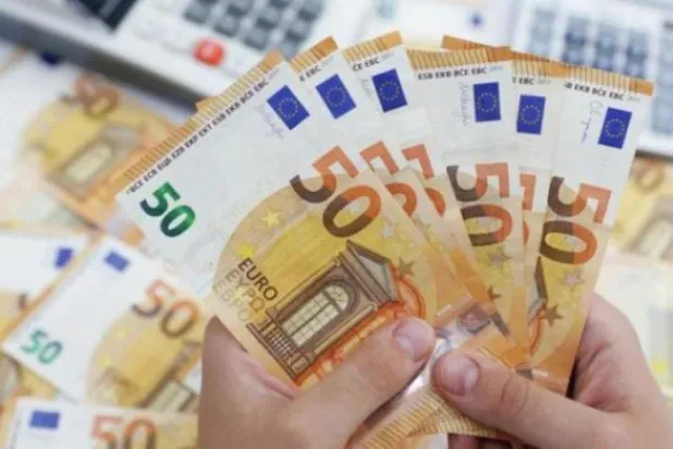 Euro Dolar karşısında yüzde 0,70 düşüşle 0,9884’e geriledi (Reuters-Arşiv)