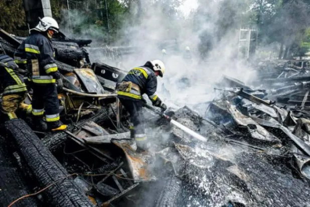 فائر فائٹرز ایک ریستوراں کمپلیکس میں لگنے والی آگ کو بجھانے کی کوشش کر رہے ہیں جسے یوکرین کے دوسرے بڑے شہر کھارکیو میں میزائل سے تباہ کر دیا گیا تھا، کل (اے ایف پی)