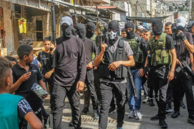 Fetih hareketine bağlı silahlı kişiler, Perşembe günü bir Filistinlinin öldürüldüğü İsrail saldırısının ardından Balata Mülteci Kampı’nda yürüdü (DPA)