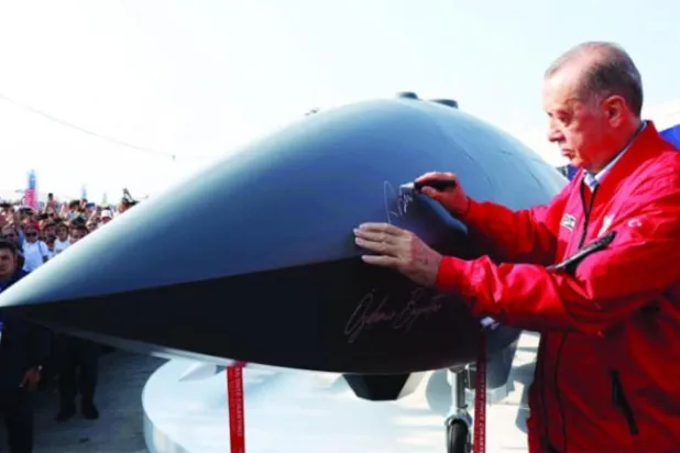 اردگان ہفتہ کے روز سامسون ایوی ایشن فیسٹیول میں ڈرون پر دستخط کرتے ہوئے (رائٹرز)