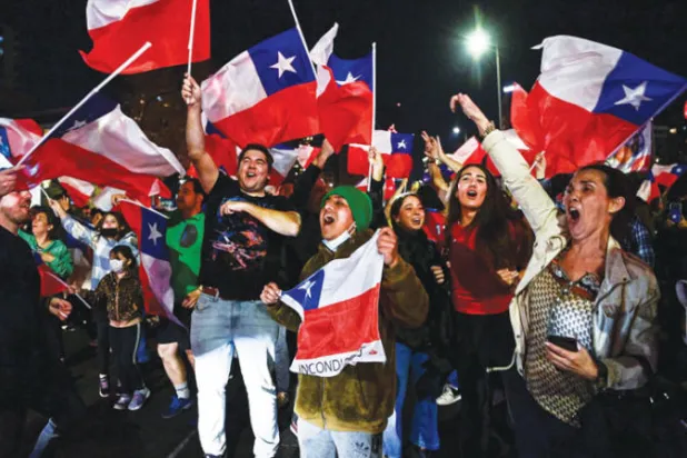 احتفالات في سانتياغو مساء الأحد بعد إعلان نتائج الاستفتاء (أ.ف.ب)