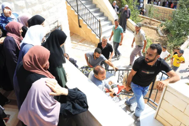 مشيعون فلسطينيون يحملون جثمان طاهر زكارنة في قرية قباطية بالضفة الاثنين (إ.ب.أ)