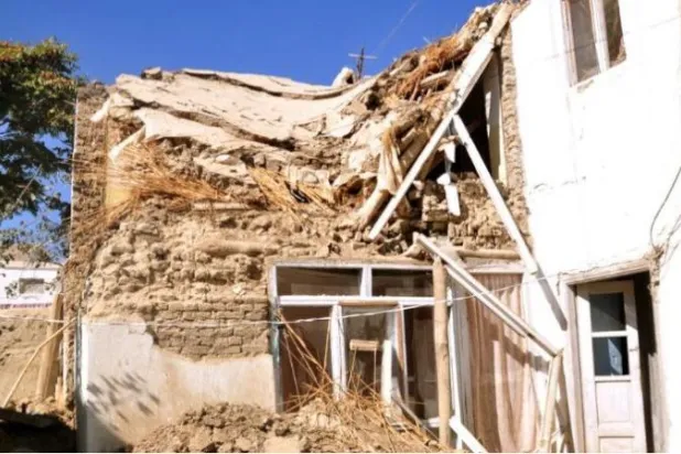 منزل متهدم نتيجة للزلزال في أفغانستان (وسائل إعلام محلية)