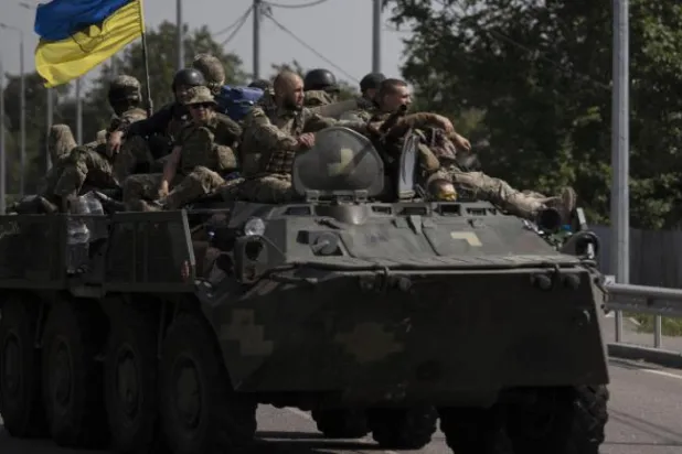 سربازان اوکراینی سوار یک خودروی زرهی در استان دونتسک (آسوشیتد پرس)
