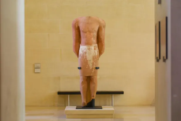 يتكون التمثال في تركيبه من حجر رملي يبلغ وزنه أكثر من 800 كجم (الشرق الأوسط)