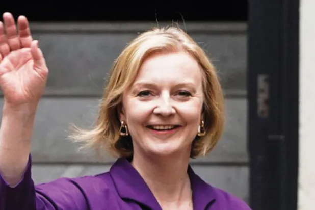 لِز ٹرس کو کل پارٹی کی قیادت جیتنے کے بعد کنزرویٹو پارٹی کے ہیڈ کوارٹر کو چھوڑتے ہوئے دیکھا جا سکتا ہے (اے ایف پی)