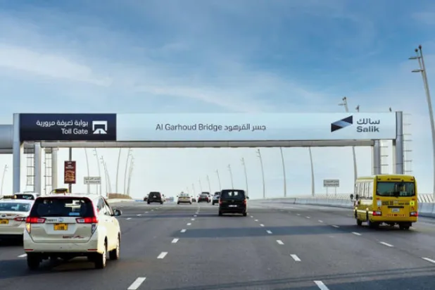 إحدى بوابات «سالك» للتعرفة المرورية الثمانية حيث تشهد جميعها مرور 1.6 مليون مركبة يومياً (الشرق الأوسط)