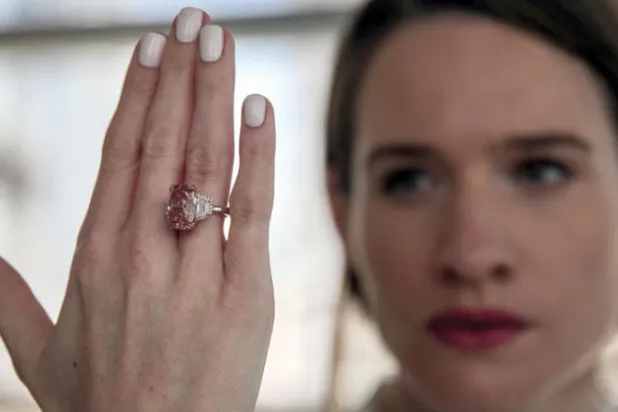 ثاني أكبر «ماسة وردية فاخرة» في دار «سوذبيز دبي» (إ.ب.أ)