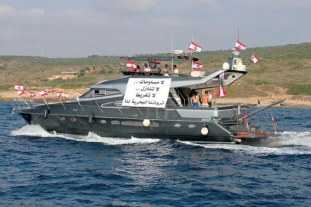 متظاهرون لبنانيون على مركب قرب شاطئ الناقورة الحدودي مع اسرائيل للمطالبة بحق لبنان في استخراج الغاز من مياهه الإقليمية (أ ب)