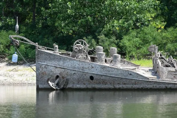 بارجة غرقت إبان الحرب العالمية الثانية في نهر بو بشمال إيطاليا (تويتر)