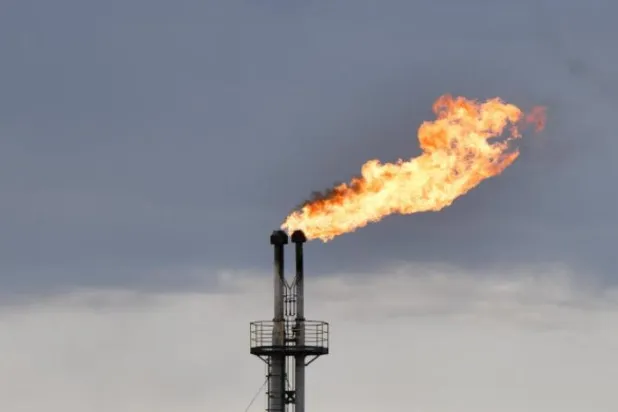 Rusya'daki bir petrol tesisinden çıkan alev (Reuters)
