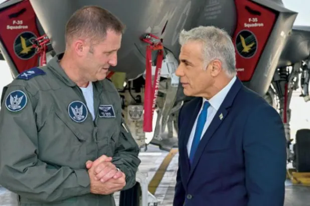 اسرائیلی حکومت کی طرف سے لیپڈ اور فضائیہ کے کمانڈر میجر جنرل ٹومر بار کو نیواتیم ایئر بیس پر کل نشر کی گئی تصویر میں دیکھا جا سکتا ہے