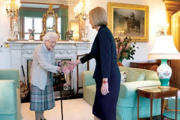 شاہی مینڈیٹ کے ذریعہ ٹراس بنی برطانیہ کی وزیر اعظم 