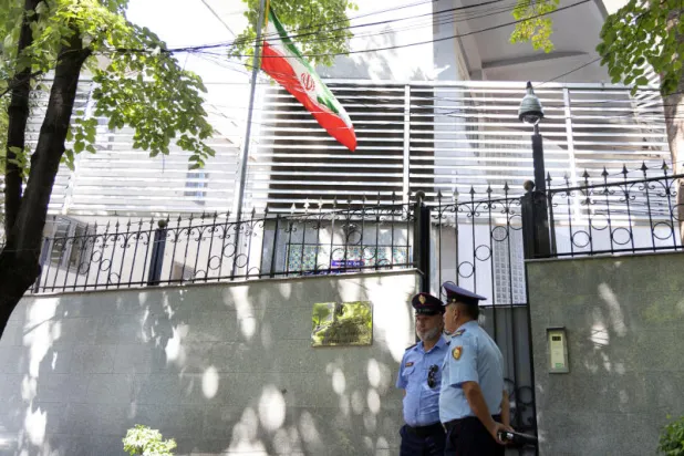 ضباط شرطة يقفون أمام سفارة إيران في تيرانا (رويترز)