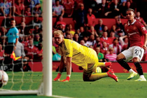 أنتوني يحرز باكورة أهدافه بقميص مانشستر يونايتد في شباك آرسنال (أ.ب)
