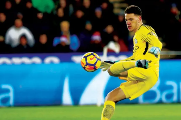 مرور 30 عاماً على سنّ قانون يمنع حارس المرمى من إمساك الكرة بيديه عندما تعود إليه من زمليه في الفريق (غيتي)