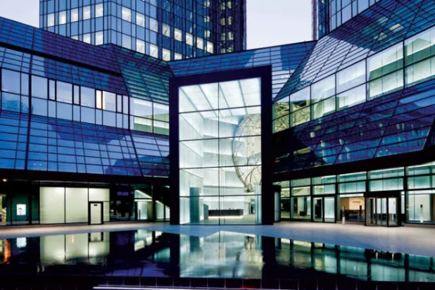 لا يرى معهد «إيفو» الألماني للبحوث الاقتصادية نهاية سريعة للتضخم المرتفع (رويترز)