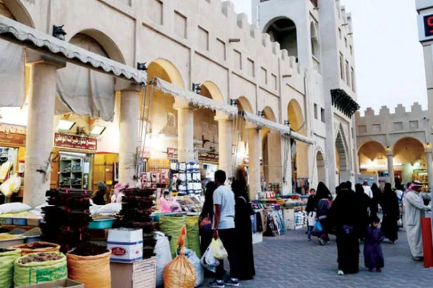 يكثر الباعة المتجولون في السوق مما يعطي تجربة شعبية رائعة للمتسوقين (واس)